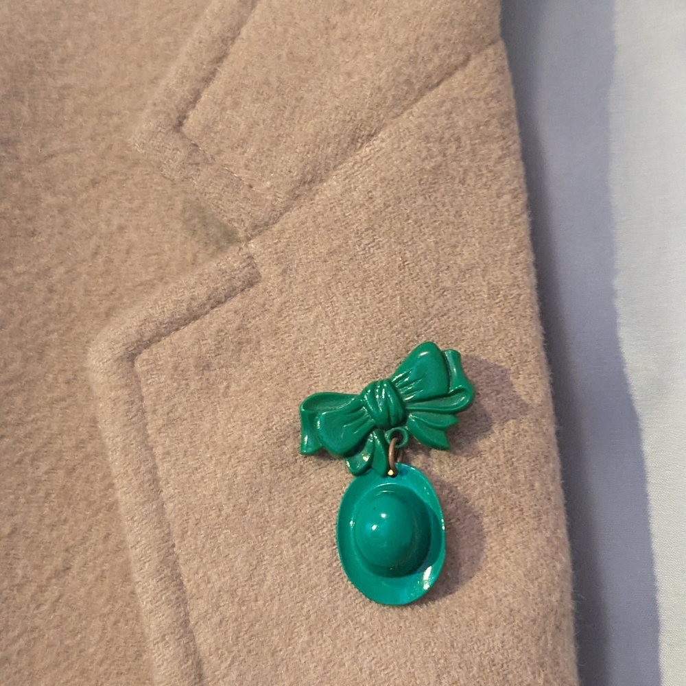 💚 Vintage St.Patricks Day, Green Bow Derby Hat Brooch Pin Emerald Green